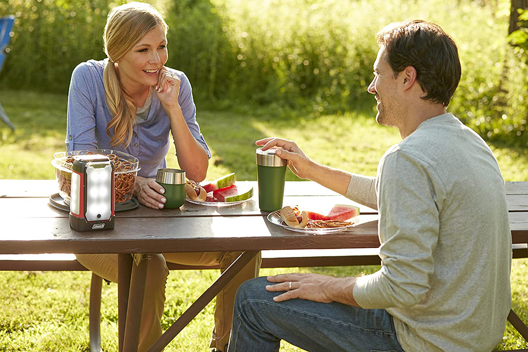 Оплемелл держит холодную сталь из нержавеющей стали с ножом