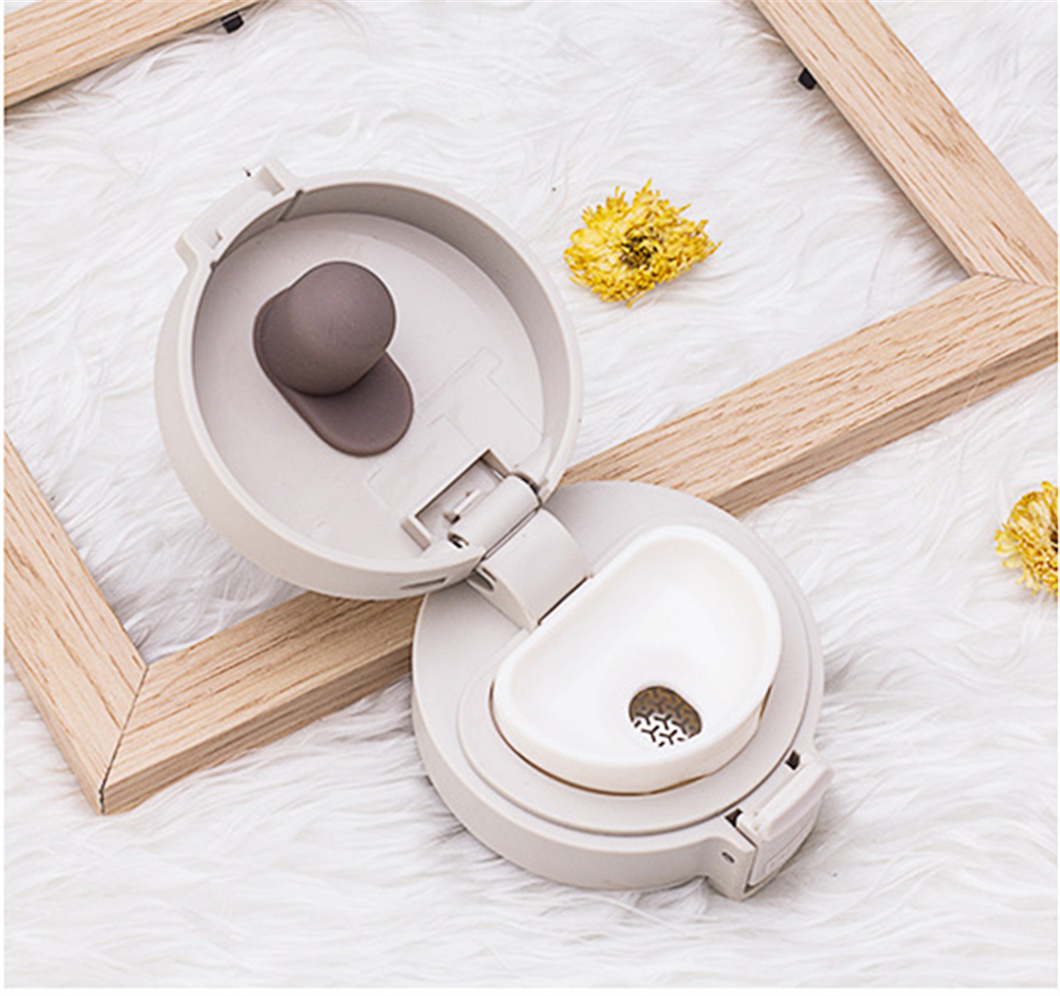 Изолированный кофейный тумблер 